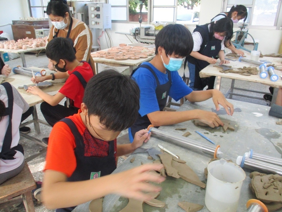 學生聚精會神製作陶燈
